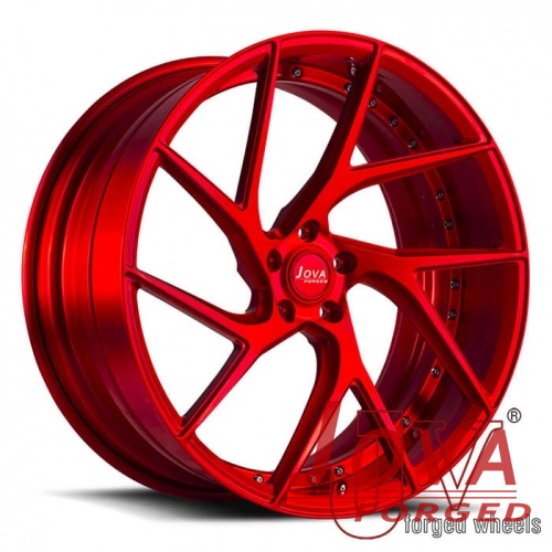 عجلات رياضية حمراء ل Maserati 